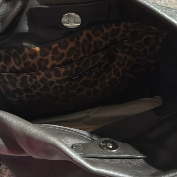 Elegant Black Leather Shoulder Bag - Picture 5 of 5